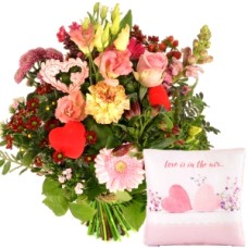 Romantic bouquet + pillow Love in the air (Romantic bouquet larger worth € 34.95 pink red with romantic heart and red hearts + pillow Love in the air)